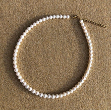 Carica l'immagine nel visualizzatore di Gallery, CHOCKER DI PERLE TONDE