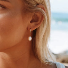 Carica l'immagine nel visualizzatore di Gallery, ORECCHINI HOOPS PERLA OVALE