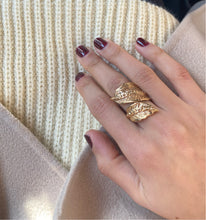 Carica l'immagine nel visualizzatore di Gallery, ANELLO HUG FOGLIE